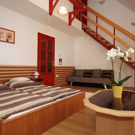 Hellasz Apartman Gyula Exterior photo