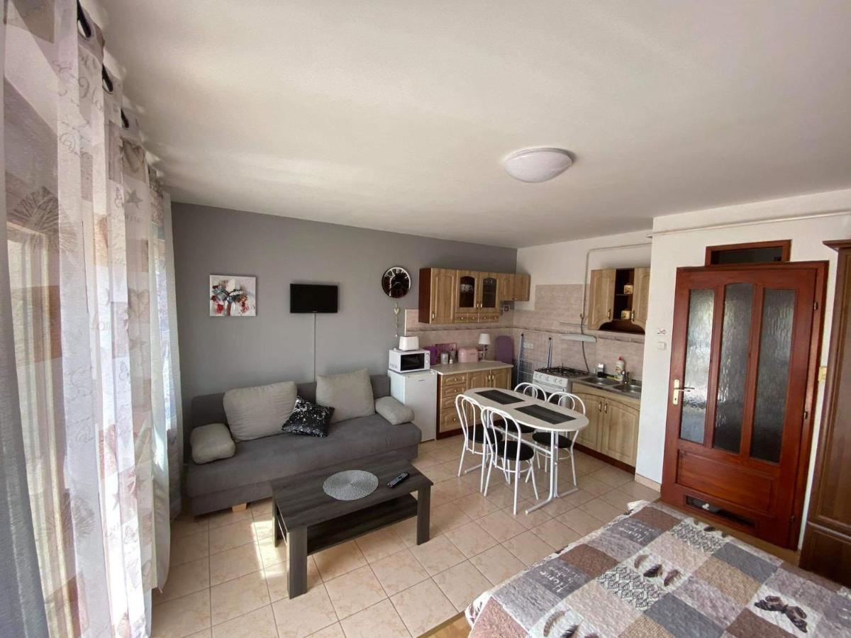 Hellasz Apartman Gyula Exterior photo