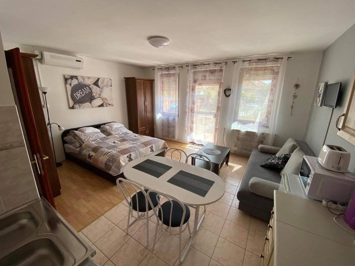 Hellasz Apartman Gyula Exterior photo
