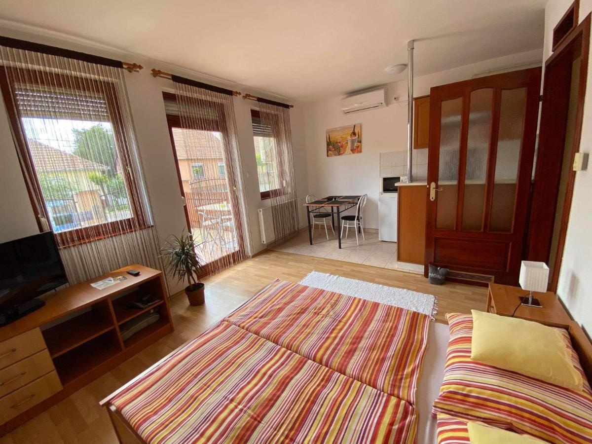 Hellasz Apartman Gyula Exterior photo