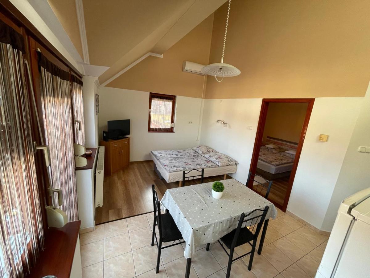 Hellasz Apartman Gyula Exterior photo