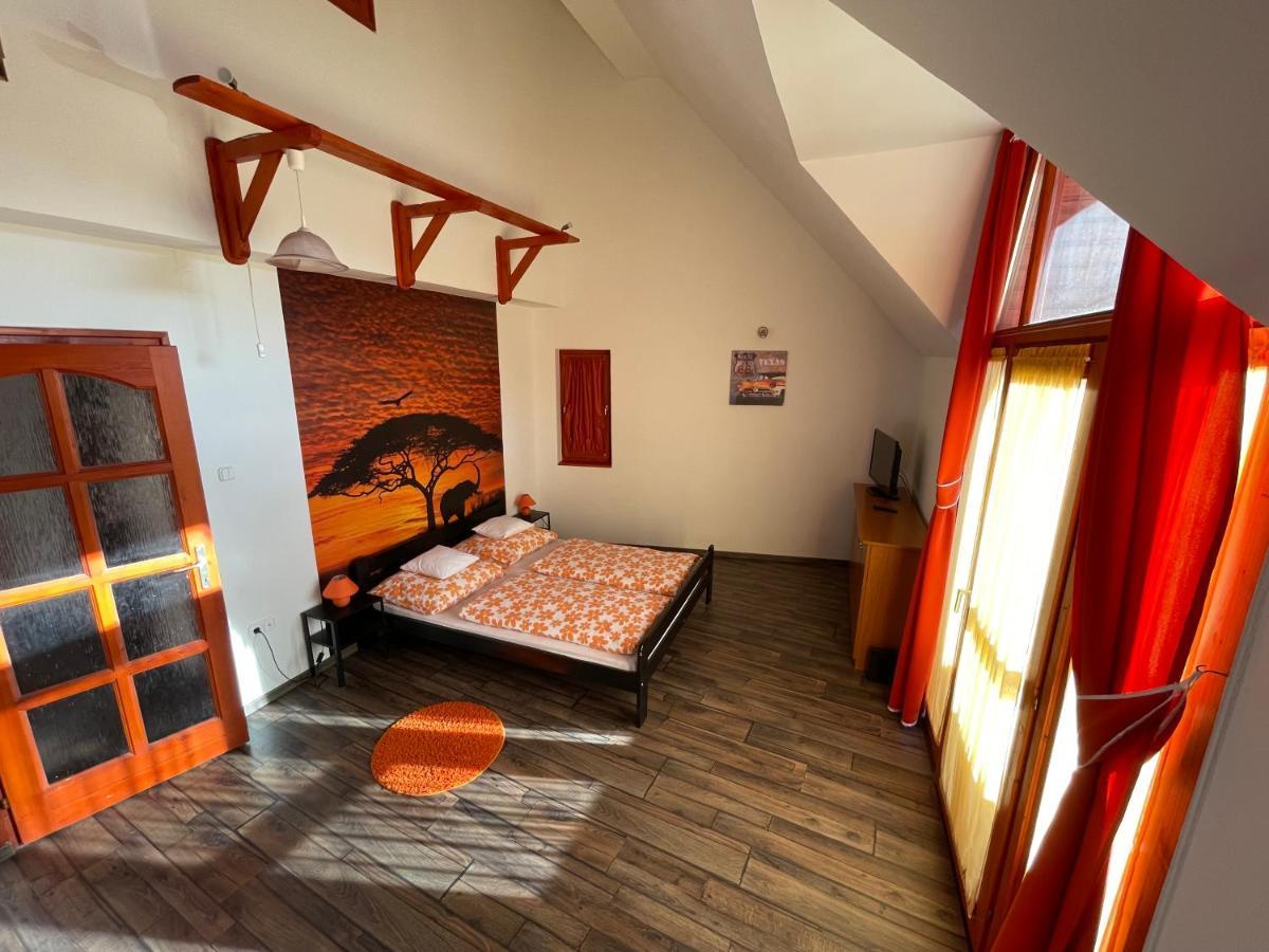Hellasz Apartman Gyula Exterior photo