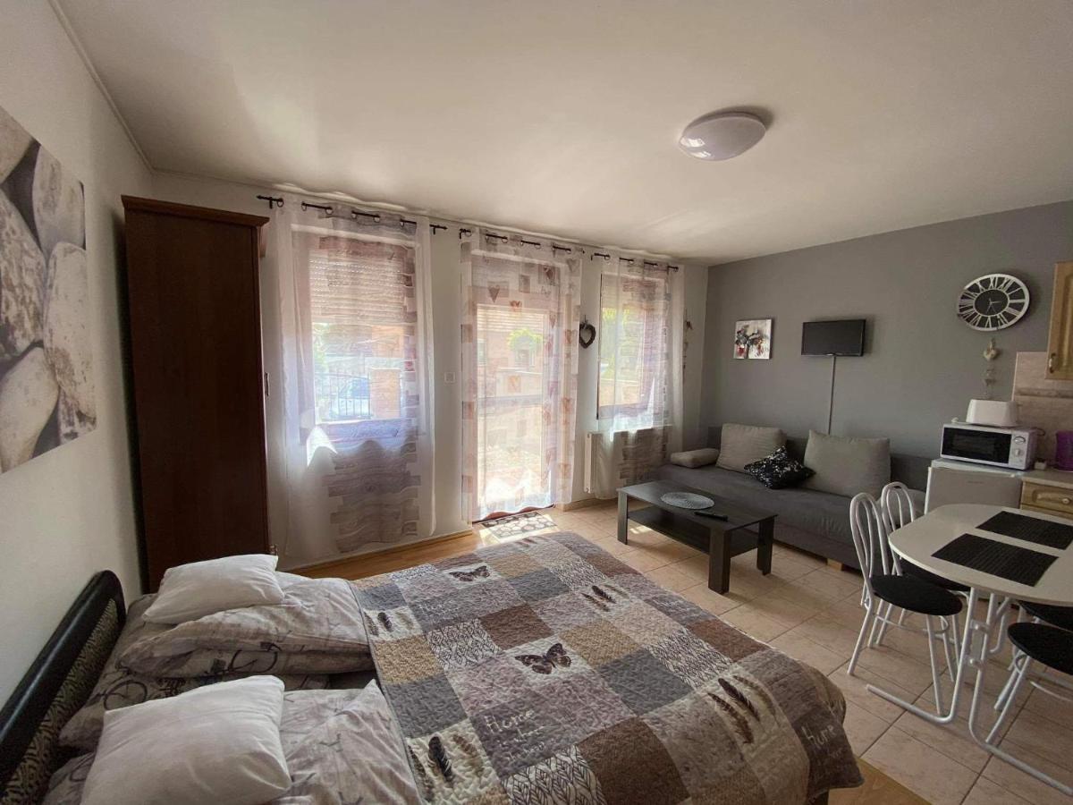 Hellasz Apartman Gyula Exterior photo
