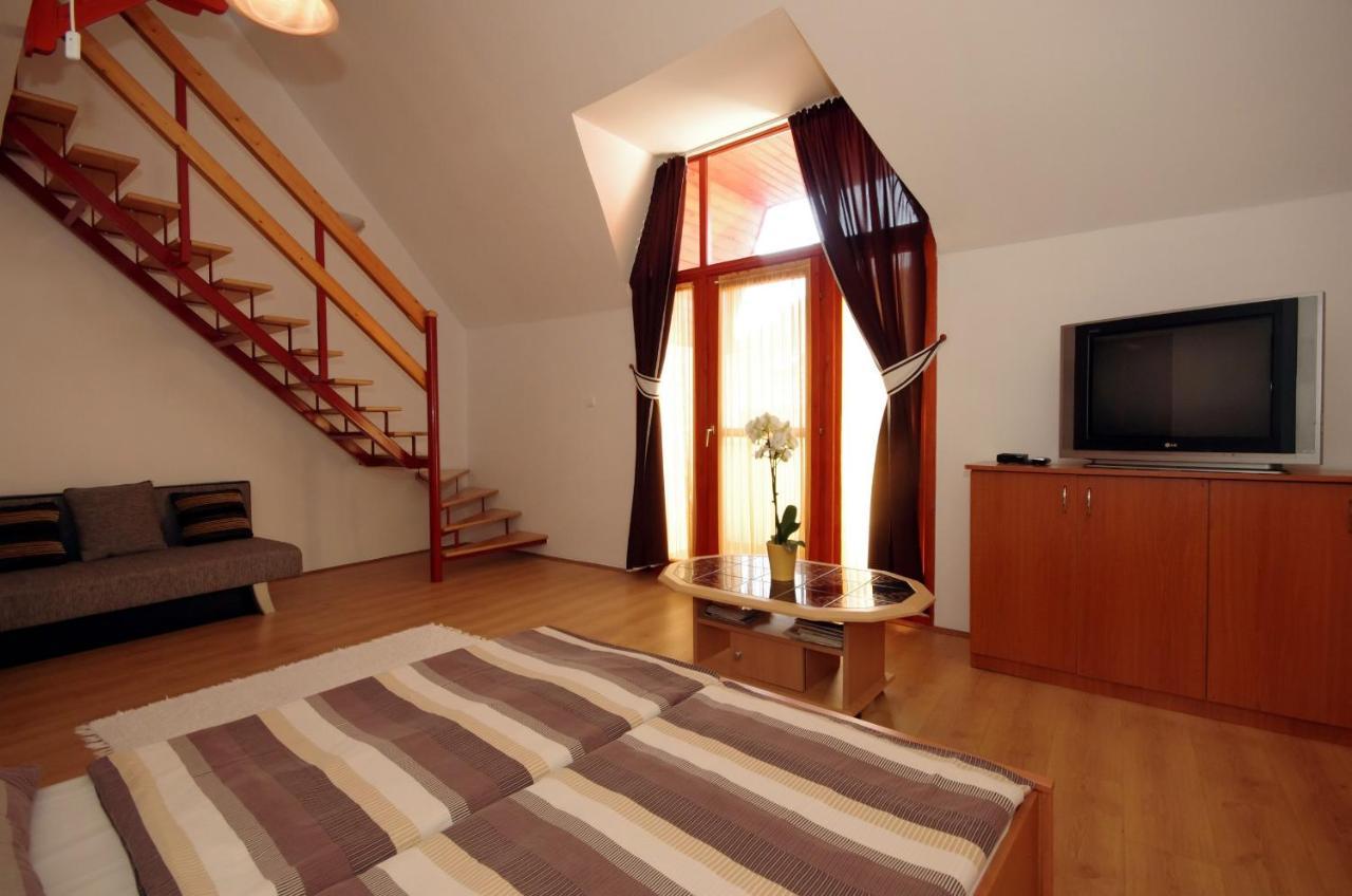 Hellasz Apartman Gyula Exterior photo